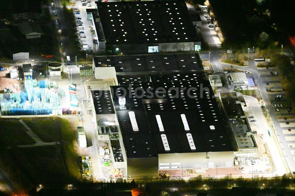 Aerial image at night Deubachshof - Night lighting buildings and production halls on the vehicle construction site BMW Fahrzeugtechnik GmbH on street Stedtfelder Strasse in Deubachshof in the state Thuringia, Germany