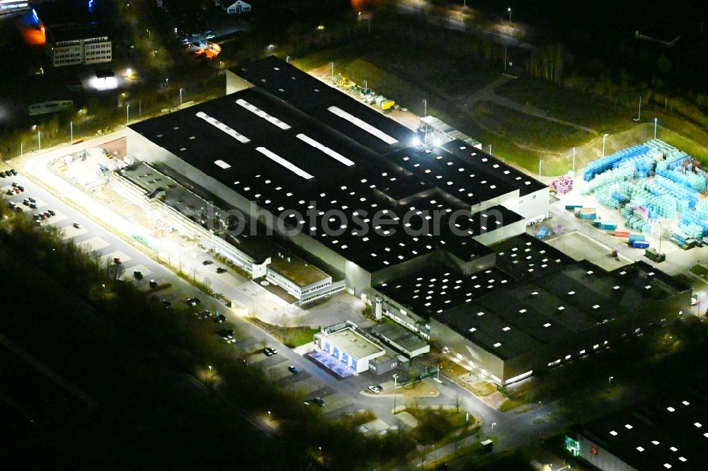 Deubachshof at night from the bird perspective: Night lighting buildings and production halls on the vehicle construction site BMW Fahrzeugtechnik GmbH on street Stedtfelder Strasse in Deubachshof in the state Thuringia, Germany