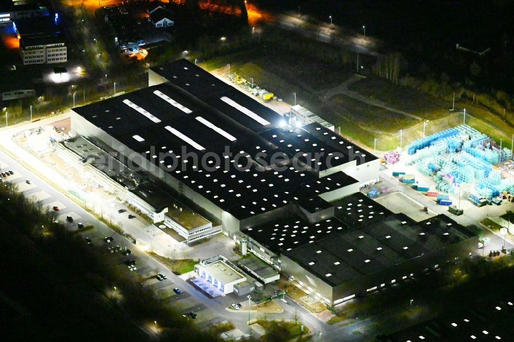 Aerial photograph at night Deubachshof - Night lighting buildings and production halls on the vehicle construction site BMW Fahrzeugtechnik GmbH on street Stedtfelder Strasse in Deubachshof in the state Thuringia, Germany