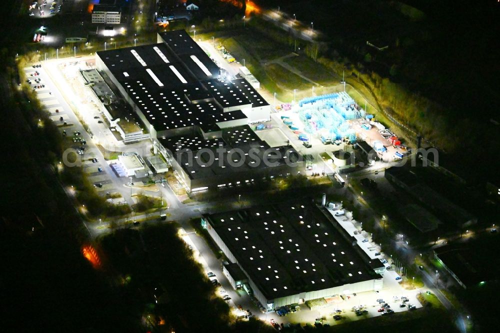 Aerial image at night Deubachshof - Night lighting buildings and production halls on the vehicle construction site BMW Fahrzeugtechnik GmbH on street Stedtfelder Strasse in Deubachshof in the state Thuringia, Germany