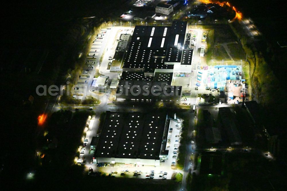 Deubachshof at night from the bird perspective: Night lighting buildings and production halls on the vehicle construction site BMW Fahrzeugtechnik GmbH on street Stedtfelder Strasse in Deubachshof in the state Thuringia, Germany