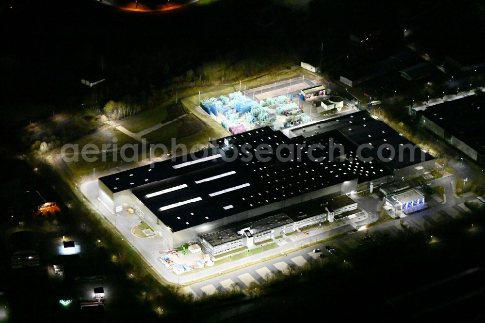 Aerial image at night Deubachshof - Night lighting buildings and production halls on the vehicle construction site BMW Fahrzeugtechnik GmbH on street Stedtfelder Strasse in Deubachshof in the state Thuringia, Germany