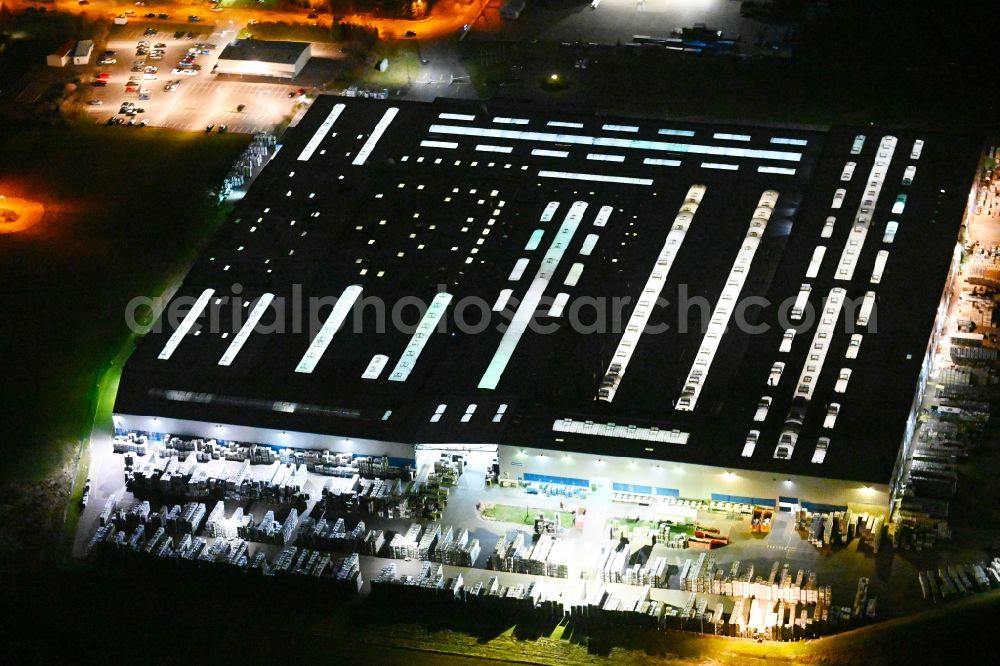 Bad Langensalza at night from the bird perspective: Night lighting buildings and production halls on the vehicle construction site of Borbet Thueringen GmbH Am Fliegerhorst in Bad Langensalza in the state Thuringia, Germany