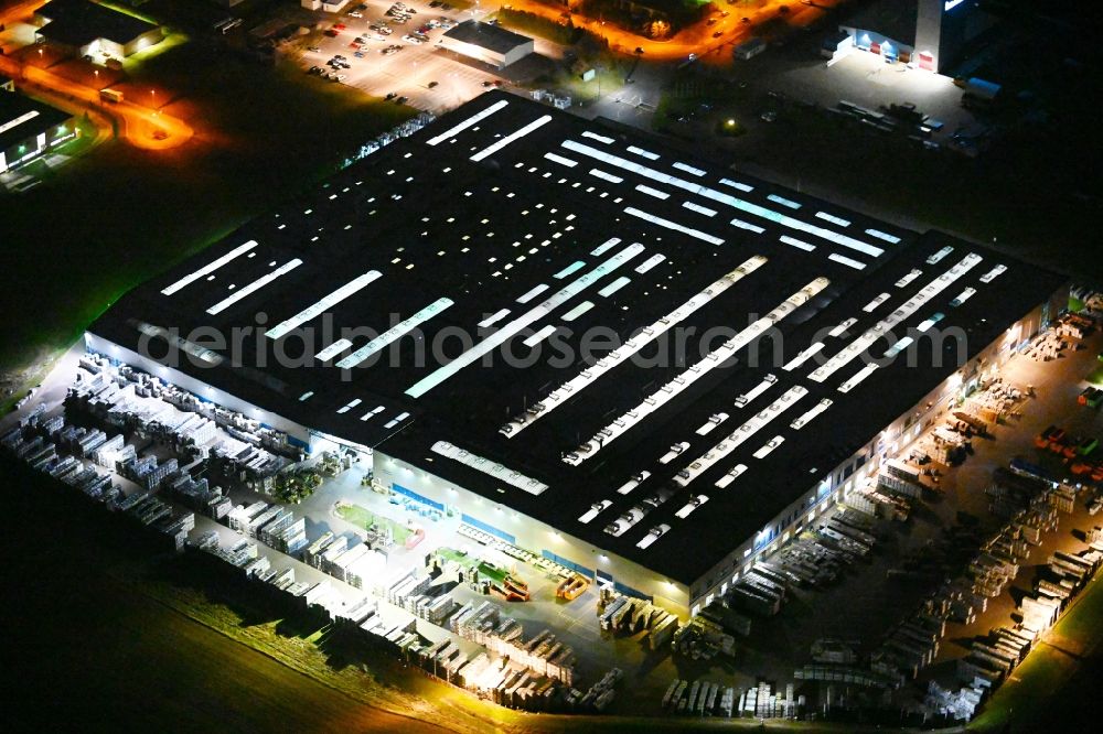 Aerial image at night Bad Langensalza - Night lighting buildings and production halls on the vehicle construction site of Borbet Thueringen GmbH Am Fliegerhorst in Bad Langensalza in the state Thuringia, Germany