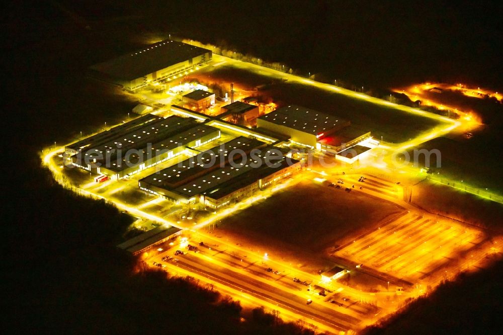 Aerial photograph at night Eisenach - Night lighting buildings and production halls on the vehicle construction site der Robert Bosch Fahrzeugelektrik Eisenach GmbH on Robert-Bosch-Allee in the district Duerrerhof in Eisenach in the Thuringian Forest in the state Thuringia, Germany