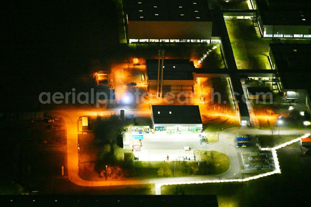 Aerial photograph at night Eisenach - Night lighting buildings and production halls on the vehicle construction site der Robert Bosch Fahrzeugelektrik Eisenach GmbH on Robert-Bosch-Allee in the district Duerrerhof in Eisenach in the Thuringian Forest in the state Thuringia, Germany