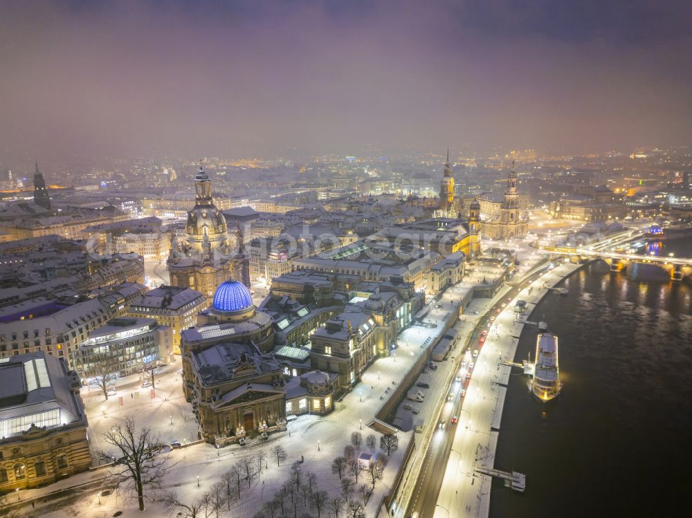 Dresden at night from the bird perspective: Night lighting facade of the monument Kunsthalle Oktogon in Lipsius-Bau on street Bruehlsche Terrasse in the district Altstadt in Dresden in the state Saxony, Germany