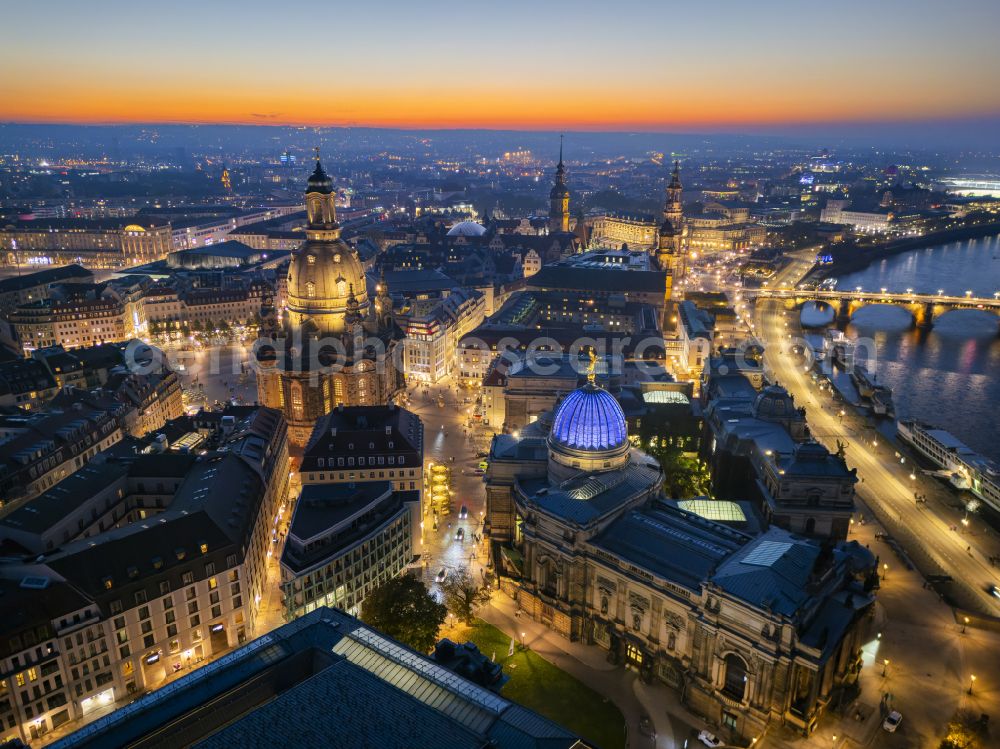 Dresden at night from the bird perspective: Night lighting facade of the monument Kunsthalle Oktogon in Lipsius-Bau on street Bruehlsche Terrasse in the district Altstadt in Dresden in the state Saxony, Germany