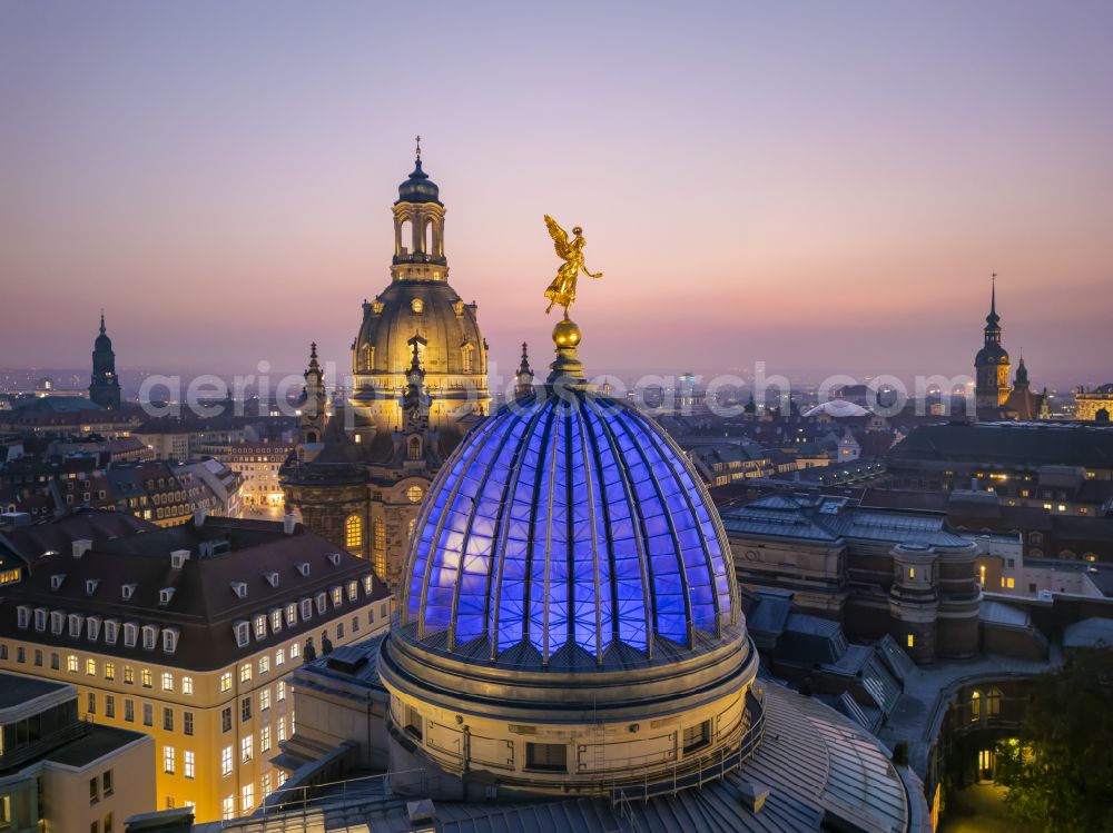 Aerial photograph at night Dresden - Night lights and lighting sight and tourist attraction of the historical monument Kunsthalle Oktogon im Lipsius-Bau with the sculpture of the golden Fama on the Bruehlsche Terrasse in the Altstadt district of Dresden in the federal state of Saxony, Germany