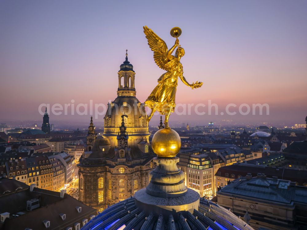 Dresden at night from the bird perspective: Night lights and lighting sight and tourist attraction of the historical monument Kunsthalle Oktogon im Lipsius-Bau with the sculpture of the golden Fama on the Bruehlsche Terrasse in the Altstadt district of Dresden in the federal state of Saxony, Germany