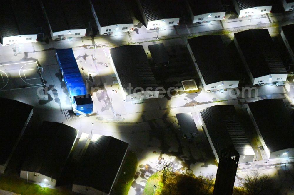 Aerial photograph at night Leipzig - Night lighting Container settlement as temporary shelter and reception center for refugees Graf-Zeppelin-Ring - Am alten Flughafen in the district Nordost in Leipzig in the state Saxony, Germany