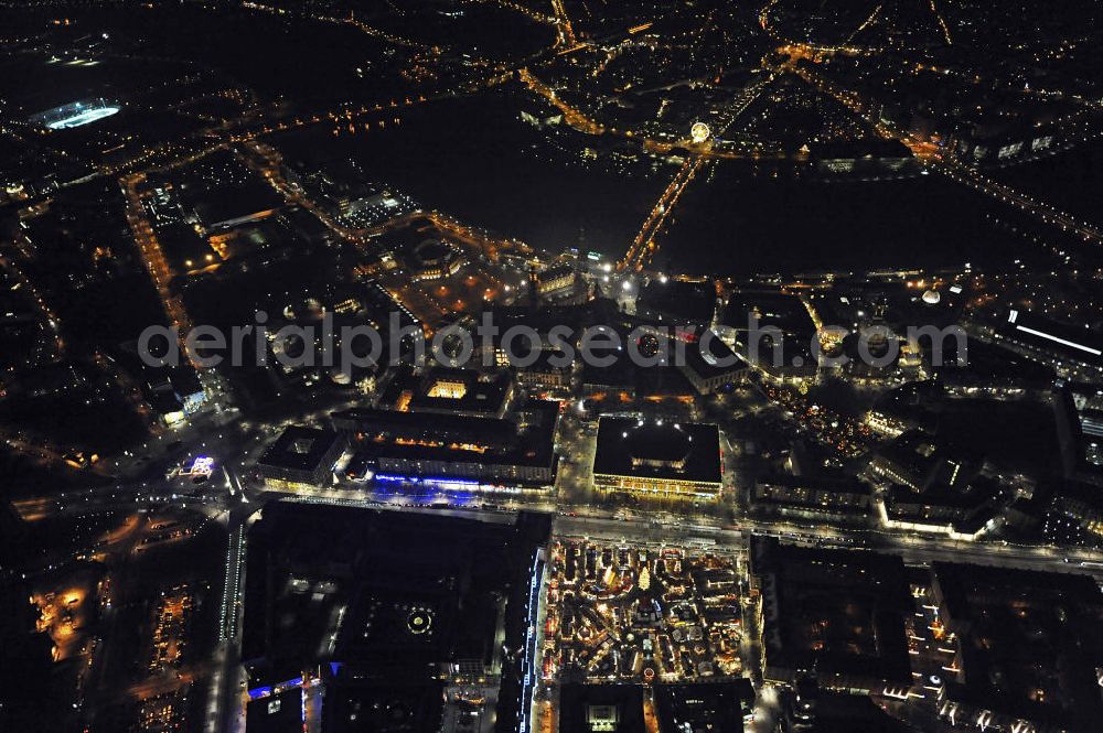 Aerial image at night Dresden - Nachtluftbildflug über dem winterlich, schneebedecktem Dresdener Altstadtzentrum mit dem Striezelmarkt zur Vorweihnachtszeit. Night aerial flight over the Dresden Old Town Centre with the Striezelmarkt.