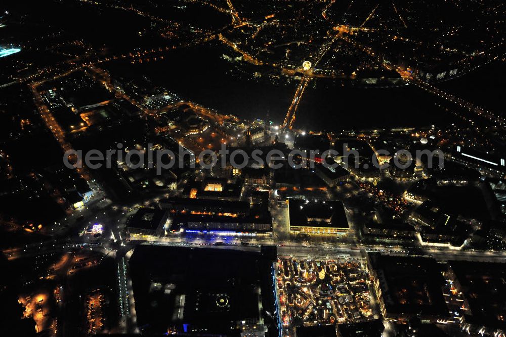 Dresden at night from the bird perspective: Nachtluftbildflug über dem winterlich, schneebedeckten Dresdener Altstadtzentrum zur Vorweihnachtszeit. Night aerial flight over the winter, snow-capped Dresden's Old Town.