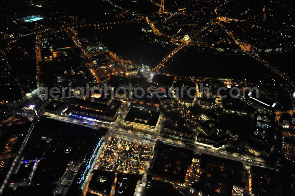 Dresden at night from above - Nachtluftbildflug über dem winterlich, schneebedeckten Dresdener Altstadtzentrum zur Vorweihnachtszeit. Night aerial flight over the winter, snow-capped Dresden's Old Town.