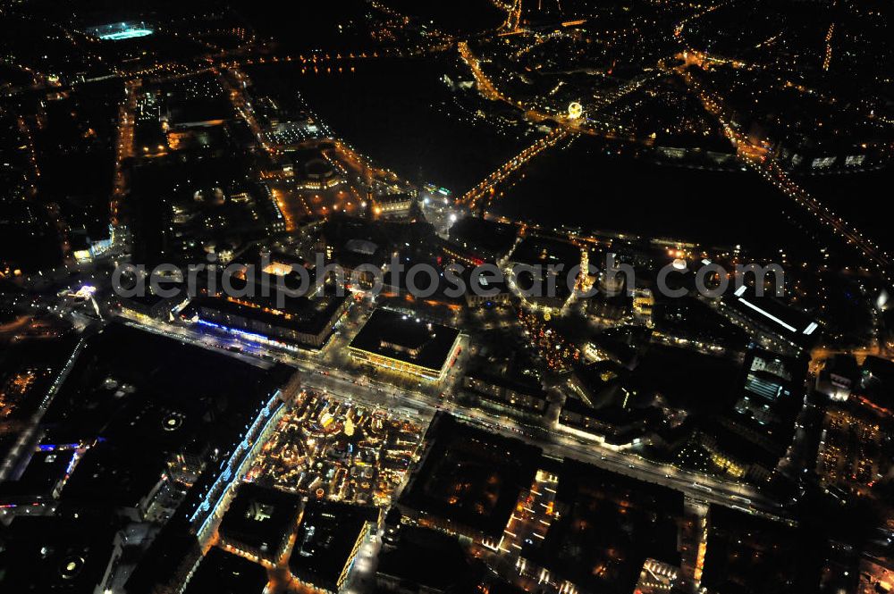 Dresden at night from the bird perspective: Nachtluftbildflug über dem winterlich, schneebedeckten Dresdener Altstadtzentrum zur Vorweihnachtszeit. Night aerial flight over the winter, snow-capped Dresden's Old Town.