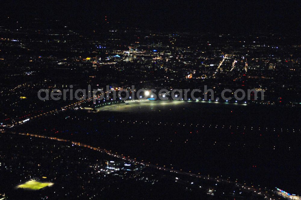 Berlin at night from above - Nachtluftbild vom Gelände historischen Flughafens Berlin-Tempelhof. Die Klage der Fluggesellschaften gegen den neuen Schließungsbescheid vom August 2006, der das Ende der Flugbetriebes für Oktober 2007 vorsah, wurde am 19. und 21. Dezember 2006 vor dem OVG in Berlin verhandelt. Ein vom OVG vorgeschlagener Vergleich zur Anerkennung eines auf Oktober 2008 neu datierten Schließungsbescheides scheiterte an der fehlenden Zustimmung der meisten klagenden Luftfahrtunternehmen. Der Berliner Senat griff den Vergleich des OVG auf und änderte nochmals den Bescheid zum Widerruf der Betriebserlaubnis für den Flughafen Tempelhof, der nun als Datum für die Schließung den 31. Oktober 2008 vorsieht.