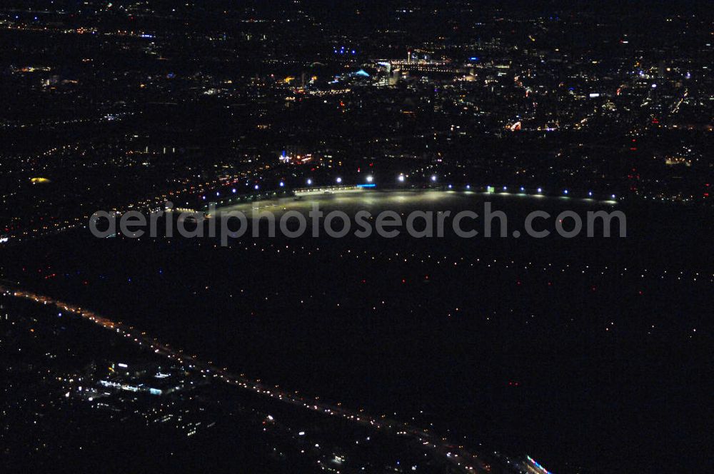 Berlin at night from the bird perspective: Nachtluftbild vom Gelände historischen Flughafens Berlin-Tempelhof. Die Klage der Fluggesellschaften gegen den neuen Schließungsbescheid vom August 2006, der das Ende der Flugbetriebes für Oktober 2007 vorsah, wurde am 19. und 21. Dezember 2006 vor dem OVG in Berlin verhandelt. Ein vom OVG vorgeschlagener Vergleich zur Anerkennung eines auf Oktober 2008 neu datierten Schließungsbescheides scheiterte an der fehlenden Zustimmung der meisten klagenden Luftfahrtunternehmen. Der Berliner Senat griff den Vergleich des OVG auf und änderte nochmals den Bescheid zum Widerruf der Betriebserlaubnis für den Flughafen Tempelhof, der nun als Datum für die Schließung den 31. Oktober 2008 vorsieht.