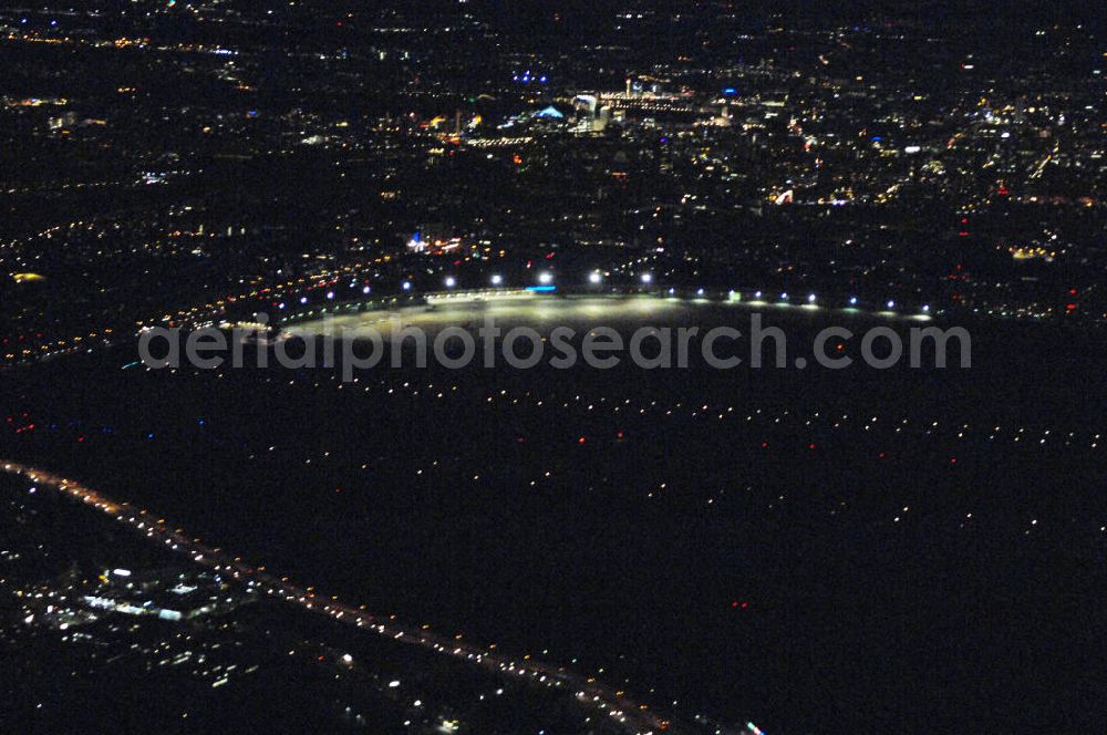 Aerial photograph at night Berlin - Nachtluftbild vom Gelände historischen Flughafens Berlin-Tempelhof. Die Klage der Fluggesellschaften gegen den neuen Schließungsbescheid vom August 2006, der das Ende der Flugbetriebes für Oktober 2007 vorsah, wurde am 19. und 21. Dezember 2006 vor dem OVG in Berlin verhandelt. Ein vom OVG vorgeschlagener Vergleich zur Anerkennung eines auf Oktober 2008 neu datierten Schließungsbescheides scheiterte an der fehlenden Zustimmung der meisten klagenden Luftfahrtunternehmen. Der Berliner Senat griff den Vergleich des OVG auf und änderte nochmals den Bescheid zum Widerruf der Betriebserlaubnis für den Flughafen Tempelhof, der nun als Datum für die Schließung den 31. Oktober 2008 vorsieht.