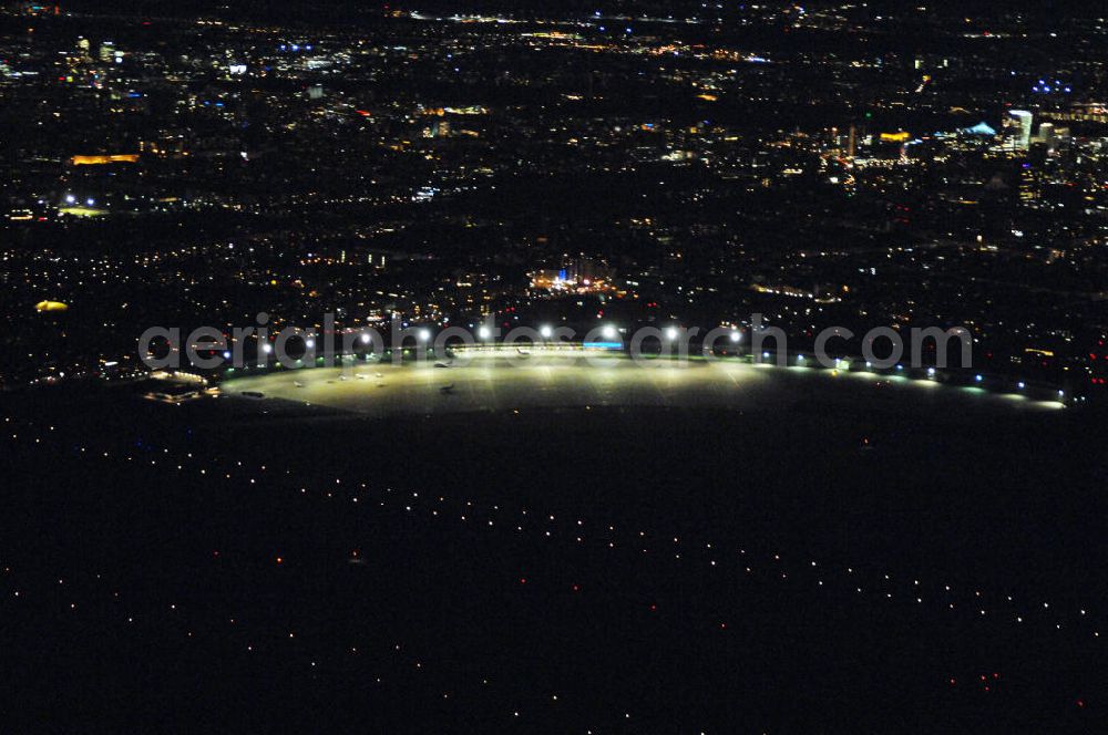 Aerial image at night Berlin - Nachtluftbild vom Gelände historischen Flughafens Berlin-Tempelhof. Die Klage der Fluggesellschaften gegen den neuen Schließungsbescheid vom August 2006, der das Ende der Flugbetriebes für Oktober 2007 vorsah, wurde am 19. und 21. Dezember 2006 vor dem OVG in Berlin verhandelt. Ein vom OVG vorgeschlagener Vergleich zur Anerkennung eines auf Oktober 2008 neu datierten Schließungsbescheides scheiterte an der fehlenden Zustimmung der meisten klagenden Luftfahrtunternehmen. Der Berliner Senat griff den Vergleich des OVG auf und änderte nochmals den Bescheid zum Widerruf der Betriebserlaubnis für den Flughafen Tempelhof, der nun als Datum für die Schließung den 31. Oktober 2008 vorsieht.