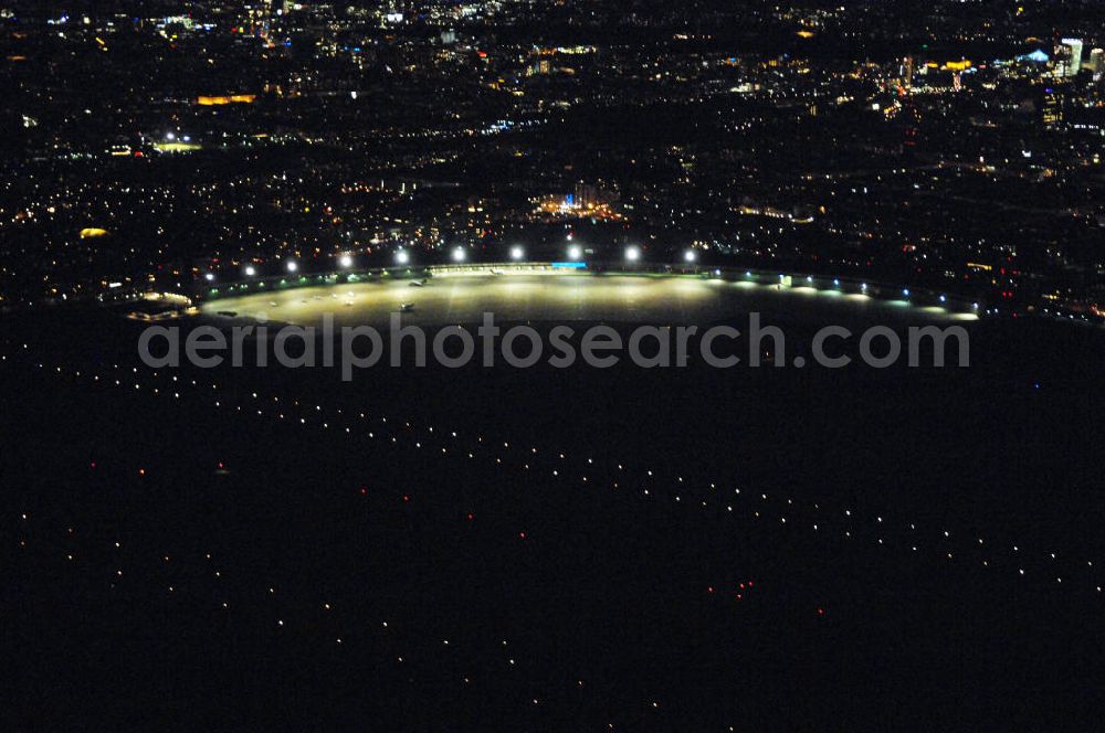 Berlin at night from above - Nachtluftbild vom Gelände historischen Flughafens Berlin-Tempelhof. Die Klage der Fluggesellschaften gegen den neuen Schließungsbescheid vom August 2006, der das Ende der Flugbetriebes für Oktober 2007 vorsah, wurde am 19. und 21. Dezember 2006 vor dem OVG in Berlin verhandelt. Ein vom OVG vorgeschlagener Vergleich zur Anerkennung eines auf Oktober 2008 neu datierten Schließungsbescheides scheiterte an der fehlenden Zustimmung der meisten klagenden Luftfahrtunternehmen. Der Berliner Senat griff den Vergleich des OVG auf und änderte nochmals den Bescheid zum Widerruf der Betriebserlaubnis für den Flughafen Tempelhof, der nun als Datum für die Schließung den 31. Oktober 2008 vorsieht.