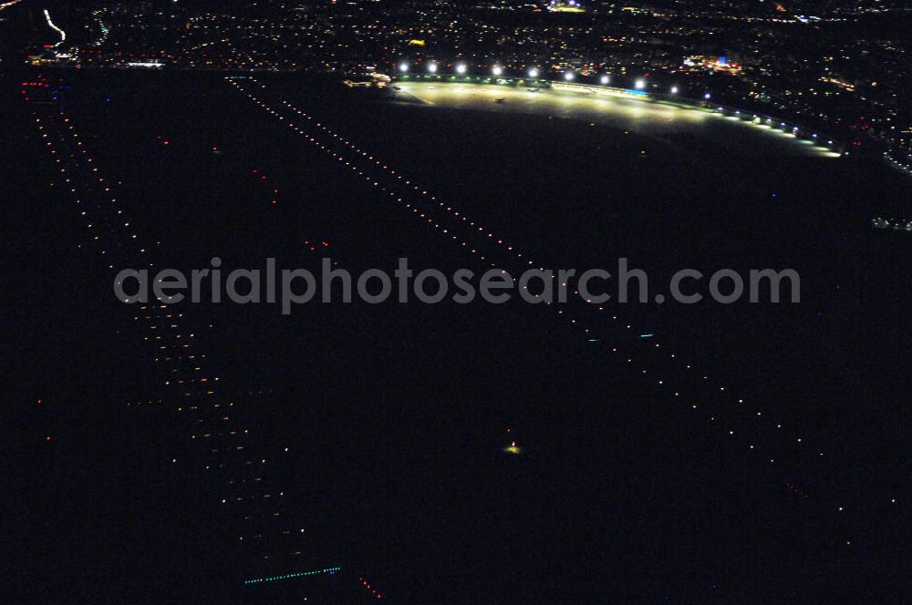 Berlin at night from the bird perspective: Nachtluftbild vom Gelände historischen Flughafens Berlin-Tempelhof. Die Klage der Fluggesellschaften gegen den neuen Schließungsbescheid vom August 2006, der das Ende der Flugbetriebes für Oktober 2007 vorsah, wurde am 19. und 21. Dezember 2006 vor dem OVG in Berlin verhandelt. Ein vom OVG vorgeschlagener Vergleich zur Anerkennung eines auf Oktober 2008 neu datierten Schließungsbescheides scheiterte an der fehlenden Zustimmung der meisten klagenden Luftfahrtunternehmen. Der Berliner Senat griff den Vergleich des OVG auf und änderte nochmals den Bescheid zum Widerruf der Betriebserlaubnis für den Flughafen Tempelhof, der nun als Datum für die Schließung den 31. Oktober 2008 vorsieht.