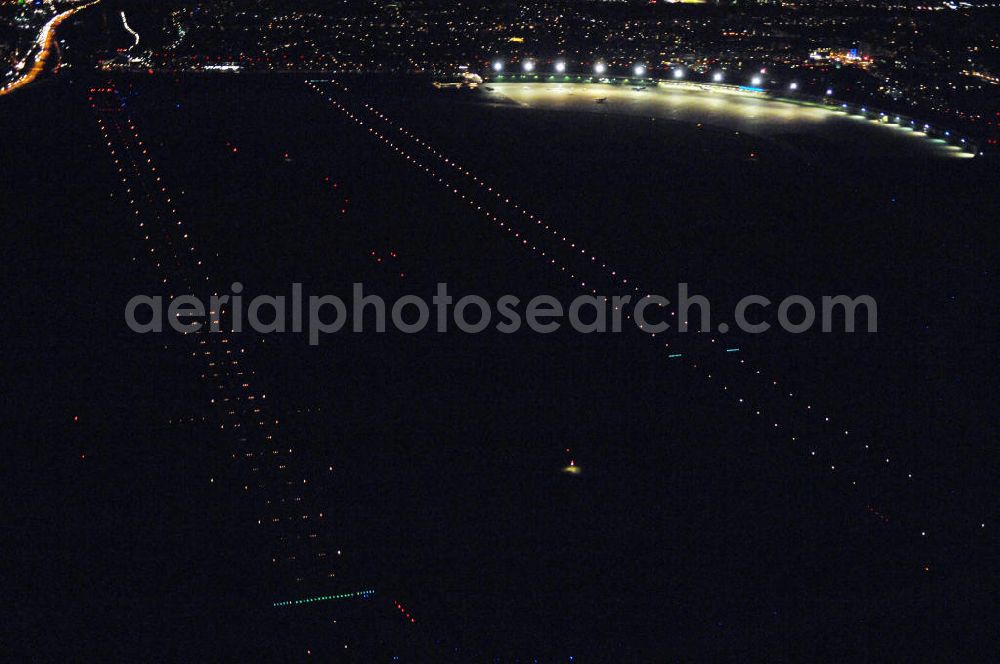 Aerial photograph at night Berlin - Nachtluftbild vom Gelände historischen Flughafens Berlin-Tempelhof. Die Klage der Fluggesellschaften gegen den neuen Schließungsbescheid vom August 2006, der das Ende der Flugbetriebes für Oktober 2007 vorsah, wurde am 19. und 21. Dezember 2006 vor dem OVG in Berlin verhandelt. Ein vom OVG vorgeschlagener Vergleich zur Anerkennung eines auf Oktober 2008 neu datierten Schließungsbescheides scheiterte an der fehlenden Zustimmung der meisten klagenden Luftfahrtunternehmen. Der Berliner Senat griff den Vergleich des OVG auf und änderte nochmals den Bescheid zum Widerruf der Betriebserlaubnis für den Flughafen Tempelhof, der nun als Datum für die Schließung den 31. Oktober 2008 vorsieht.