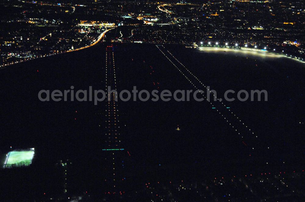 Aerial image at night Berlin - Nachtluftbild vom Gelände historischen Flughafens Berlin-Tempelhof. Die Klage der Fluggesellschaften gegen den neuen Schließungsbescheid vom August 2006, der das Ende der Flugbetriebes für Oktober 2007 vorsah, wurde am 19. und 21. Dezember 2006 vor dem OVG in Berlin verhandelt. Ein vom OVG vorgeschlagener Vergleich zur Anerkennung eines auf Oktober 2008 neu datierten Schließungsbescheides scheiterte an der fehlenden Zustimmung der meisten klagenden Luftfahrtunternehmen. Der Berliner Senat griff den Vergleich des OVG auf und änderte nochmals den Bescheid zum Widerruf der Betriebserlaubnis für den Flughafen Tempelhof, der nun als Datum für die Schließung den 31. Oktober 2008 vorsieht.