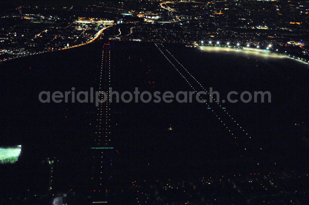 Berlin at night from above - Nachtluftbild vom Gelände historischen Flughafens Berlin-Tempelhof. Die Klage der Fluggesellschaften gegen den neuen Schließungsbescheid vom August 2006, der das Ende der Flugbetriebes für Oktober 2007 vorsah, wurde am 19. und 21. Dezember 2006 vor dem OVG in Berlin verhandelt. Ein vom OVG vorgeschlagener Vergleich zur Anerkennung eines auf Oktober 2008 neu datierten Schließungsbescheides scheiterte an der fehlenden Zustimmung der meisten klagenden Luftfahrtunternehmen. Der Berliner Senat griff den Vergleich des OVG auf und änderte nochmals den Bescheid zum Widerruf der Betriebserlaubnis für den Flughafen Tempelhof, der nun als Datum für die Schließung den 31. Oktober 2008 vorsieht.