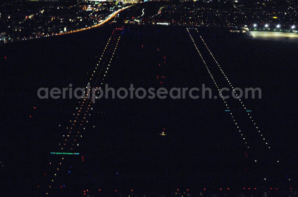 Berlin at night from the bird perspective: Nachtluftbild vom Gelände historischen Flughafens Berlin-Tempelhof. Die Klage der Fluggesellschaften gegen den neuen Schließungsbescheid vom August 2006, der das Ende der Flugbetriebes für Oktober 2007 vorsah, wurde am 19. und 21. Dezember 2006 vor dem OVG in Berlin verhandelt. Ein vom OVG vorgeschlagener Vergleich zur Anerkennung eines auf Oktober 2008 neu datierten Schließungsbescheides scheiterte an der fehlenden Zustimmung der meisten klagenden Luftfahrtunternehmen. Der Berliner Senat griff den Vergleich des OVG auf und änderte nochmals den Bescheid zum Widerruf der Betriebserlaubnis für den Flughafen Tempelhof, der nun als Datum für die Schließung den 31. Oktober 2008 vorsieht.