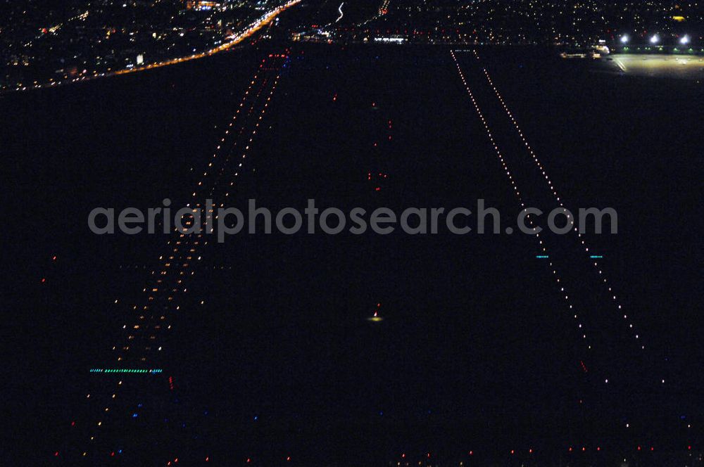 Aerial photograph at night Berlin - Nachtluftbild vom Gelände historischen Flughafens Berlin-Tempelhof. Die Klage der Fluggesellschaften gegen den neuen Schließungsbescheid vom August 2006, der das Ende der Flugbetriebes für Oktober 2007 vorsah, wurde am 19. und 21. Dezember 2006 vor dem OVG in Berlin verhandelt. Ein vom OVG vorgeschlagener Vergleich zur Anerkennung eines auf Oktober 2008 neu datierten Schließungsbescheides scheiterte an der fehlenden Zustimmung der meisten klagenden Luftfahrtunternehmen. Der Berliner Senat griff den Vergleich des OVG auf und änderte nochmals den Bescheid zum Widerruf der Betriebserlaubnis für den Flughafen Tempelhof, der nun als Datum für die Schließung den 31. Oktober 2008 vorsieht.