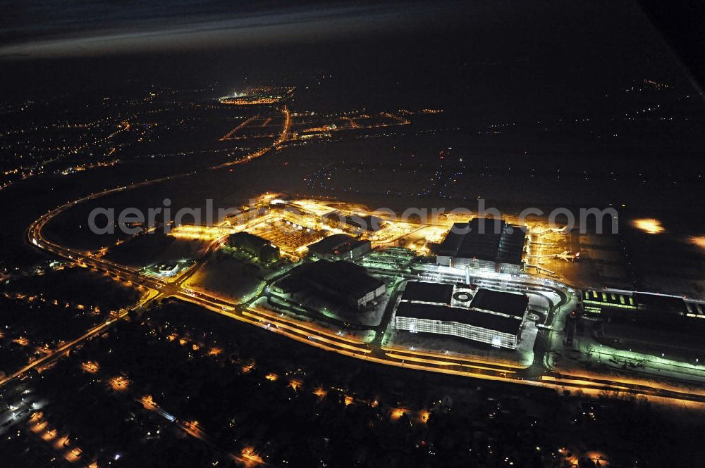 Dresden at night from above - Nachtaufnahme des internationalen Flughafens Dresden (IATA Code DRS). Der Flughafen liegt im äußersten Norden der Stadt Dresden, im Stadtteil Klotzsche. Night view of the international airport Dresden DRS.