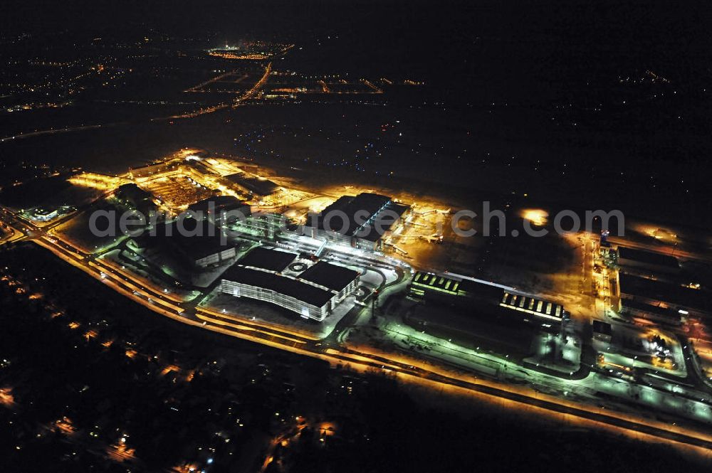 Dresden at night from the bird perspective: Nachtaufnahme des internationalen Flughafens Dresden (IATA Code DRS). Der Flughafen liegt im äußersten Norden der Stadt Dresden, im Stadtteil Klotzsche. Night view of the international airport Dresden DRS.