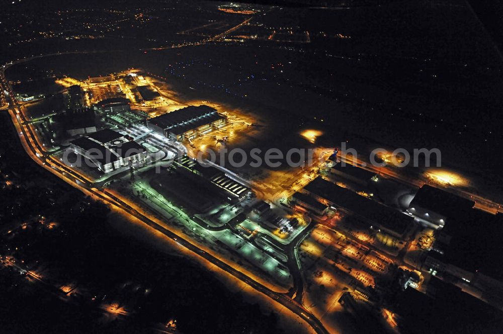 Aerial photograph at night Dresden - Nachtaufnahme des internationalen Flughafens Dresden (IATA Code DRS). Der Flughafen liegt im äußersten Norden der Stadt Dresden, im Stadtteil Klotzsche. Night view of the international airport Dresden DRS.