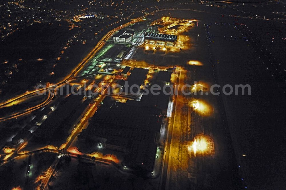 Dresden at night from the bird perspective: Nachtaufnahme des internationalen Flughafens Dresden (IATA Code DRS). Der Flughafen liegt im äußersten Norden der Stadt Dresden, im Stadtteil Klotzsche. Night view of the international airport Dresden DRS.