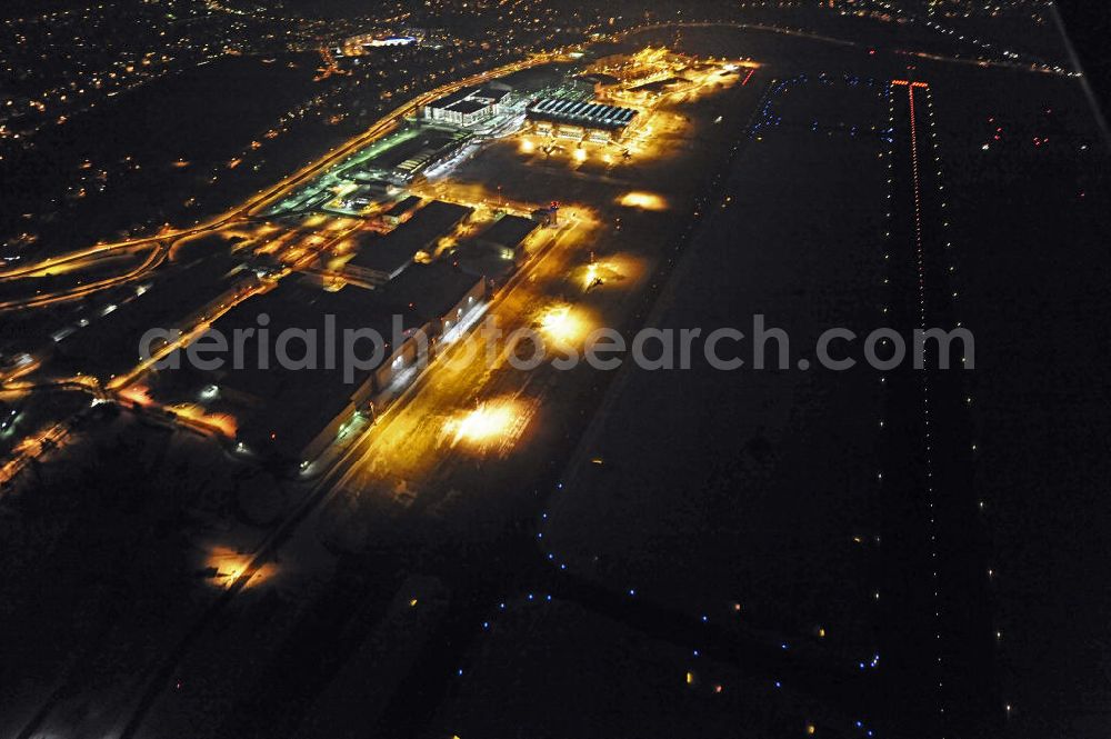 Aerial photograph at night Dresden - Nachtaufnahme des internationalen Flughafens Dresden (IATA Code DRS). Der Flughafen liegt im äußersten Norden der Stadt Dresden, im Stadtteil Klotzsche. Night view of the international airport Dresden DRS.