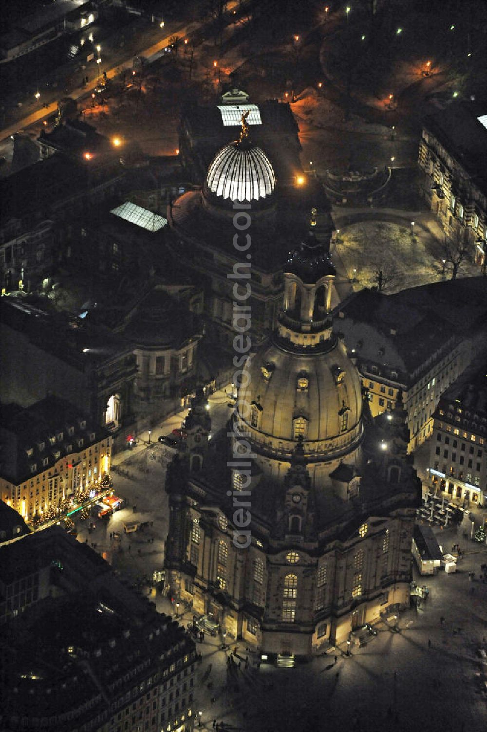 Dresden at night from above - Nachtaufnahme der Frauenkirche in der Altstadt. Die völlig zerstörte Kirche wurde bis 2005 wieder aufgebaut und geweiht. Night shot of the Frauenkirche in the old town.