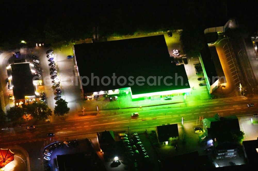 Osnabrück at night from the bird perspective: Night lighting Leisure Centre - Amusement Park Flippothek on Pagenstrecherstrasse in Osnabrueck in the state Lower Saxony, Germany