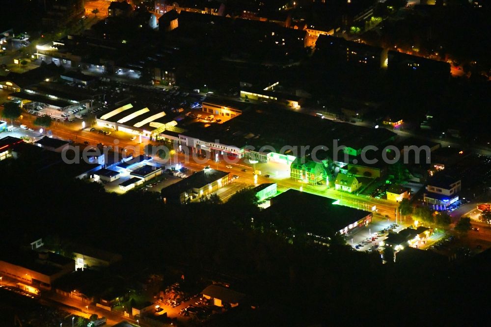 Osnabrück at night from the bird perspective: Night lighting Leisure Centre - Amusement Park Flippothek on Pagenstrecherstrasse in Osnabrueck in the state Lower Saxony, Germany