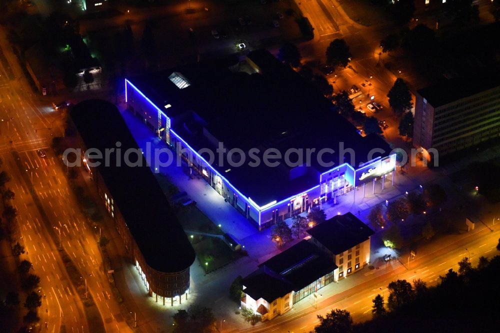 Neubrandenburg at night from the bird perspective: Night lighting Building of the cinema - movie theater Cine Star on Friedrich-Engels-Ring in Neubrandenburg in the state Mecklenburg - Western Pomerania, Germany