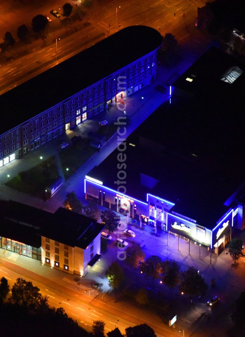 Aerial photograph at night Neubrandenburg - Night lighting Building of the cinema - movie theater Cine Star on Friedrich-Engels-Ring in Neubrandenburg in the state Mecklenburg - Western Pomerania, Germany