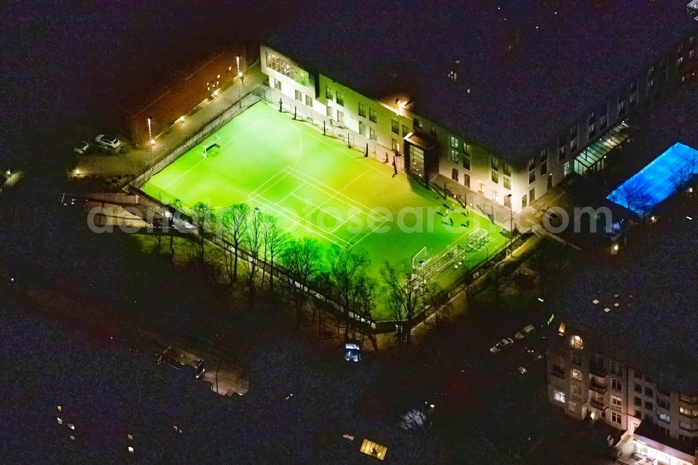 Hamburg at night from the bird perspective: Night lighting leisure Centre - Amusement Park - Sportzentrum of Aspria Honburg Uhlenhorst on Hofweg in the district Uhlenhorst in Hamburg, Germany