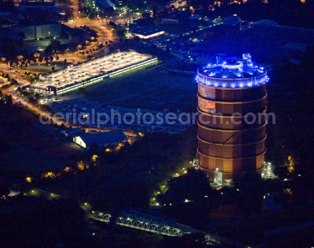 Aerial photograph at night Oberhausen - Nachtaufnahme: Der Gasometer Oberhausen ist ein Industriedenkmal in der „Neuen Mitte“ Oberhausen / CentrO in Nordrhein-Westfalen. Night shot: The Gasometer Oberhausen is an industrial monument in the new center Oberhausen / Centro in North Rhine-Westphalia.