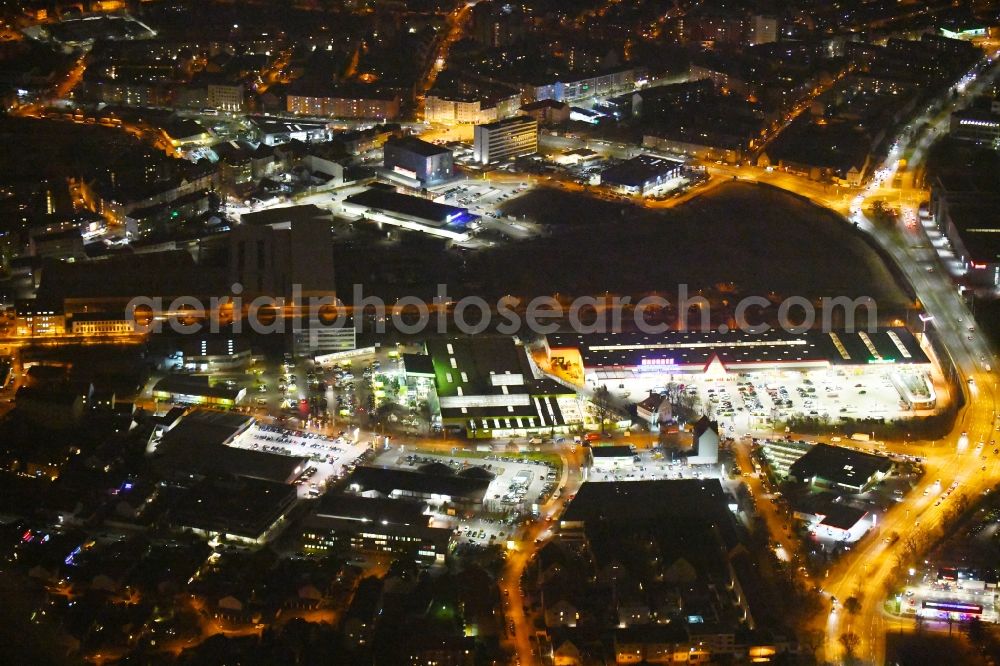 Nürnberg at night from the bird perspective: Night lighting Building of the construction market Bauhaus on Geisseestrasse in the district Sankt Leonhard in Nuremberg in the state Bavaria, Germany