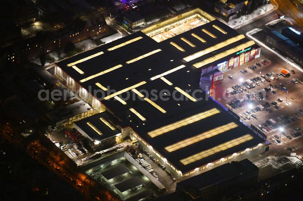 Aerial photograph at night Lübeck - Night lighting building of the construction market BAUHAUS Luebeck Bei of Lohmuehle in Luebeck in the state Schleswig-Holstein, Germany