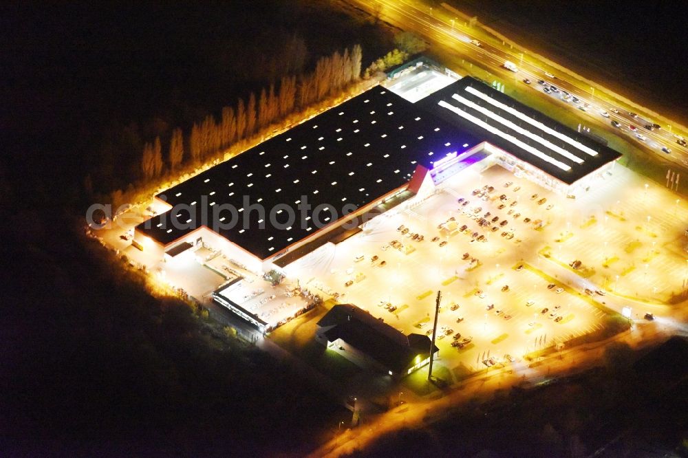 Rostock at night from the bird perspective: Night view building of the construction market BAUHAUS Rostock-Schutow in the district Evershagen in Rostock in the state Mecklenburg - Western Pomerania