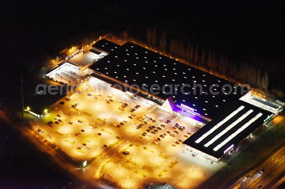 Aerial image at night Rostock - Night view building of the construction market BAUHAUS Rostock-Schutow in the district Evershagen in Rostock in the state Mecklenburg - Western Pomerania