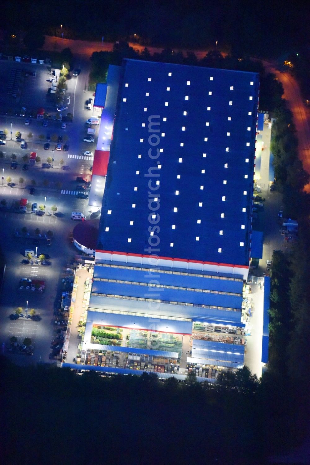 Schwerin at night from the bird perspective: Night lighting Building of the construction market of BAUHAUS Schwerin-Grosser Dreesch on Graf-Yorck-Strasse in Schwerin in the state Mecklenburg - Western Pomerania, Germany