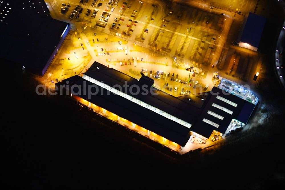 Braunschweig at night from the bird perspective: Night lighting Building of the construction market Globus Baumarkt Braunschweig on Hansestrasse in the district Veltenhof-Ruehme in Braunschweig in the state Lower Saxony, Germany