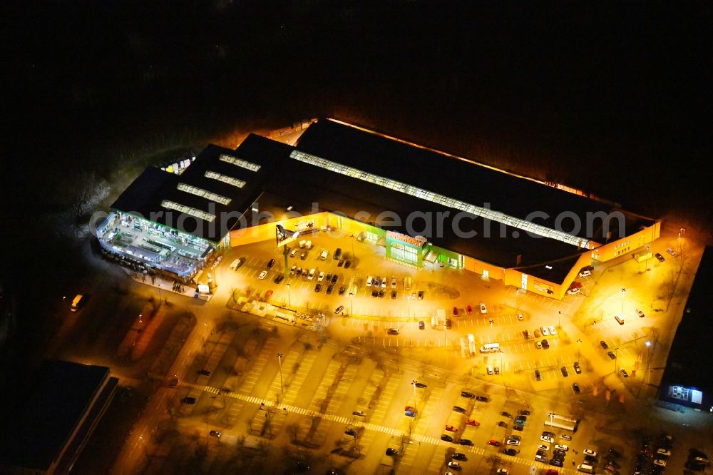 Aerial image at night Braunschweig - Night lighting Building of the construction market Globus Baumarkt Braunschweig on Hansestrasse in the district Veltenhof-Ruehme in Braunschweig in the state Lower Saxony, Germany