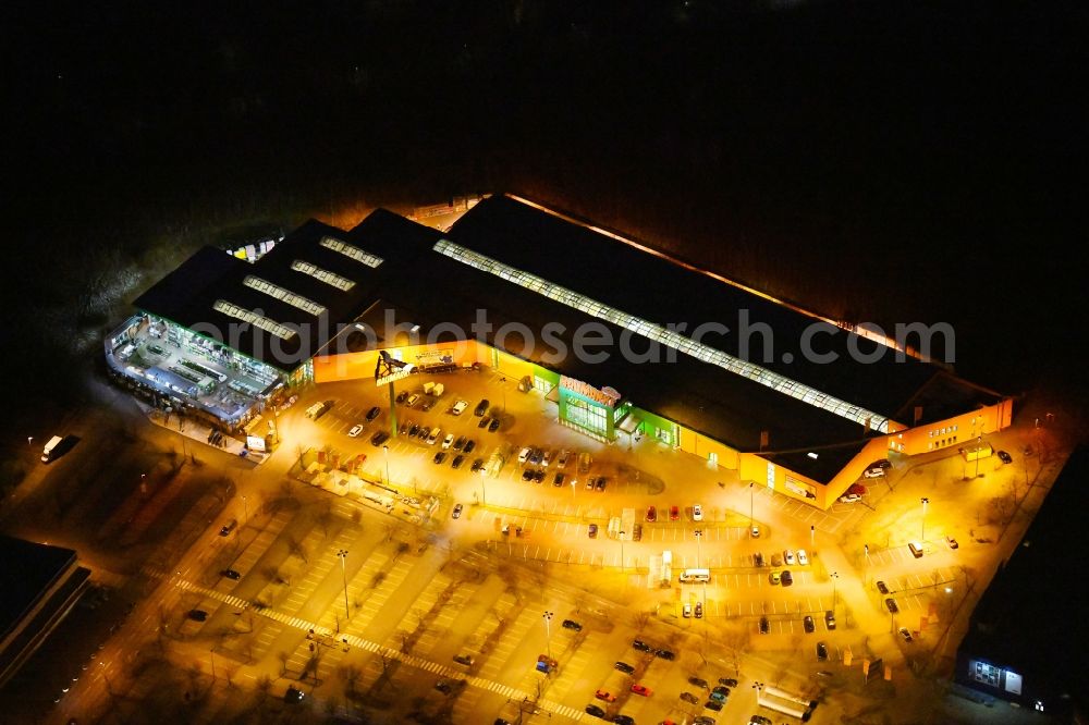 Braunschweig at night from above - Night lighting Building of the construction market Globus Baumarkt Braunschweig on Hansestrasse in the district Veltenhof-Ruehme in Braunschweig in the state Lower Saxony, Germany